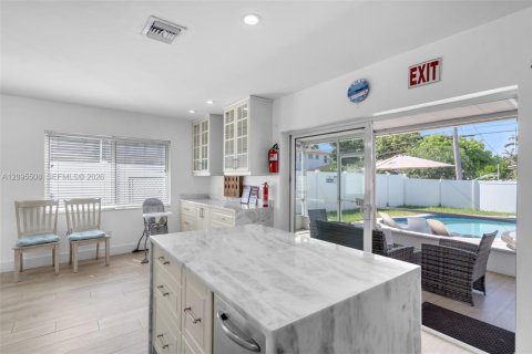 House in Hollywood, Florida 3 bedrooms, 161 sq.m. № 2392099 - photo 13