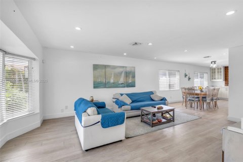 House in Hollywood, Florida 3 bedrooms, 161 sq.m. № 2392099 - photo 5