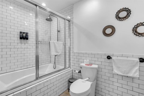 House in Hollywood, Florida 3 bedrooms, 161 sq.m. № 2392099 - photo 18