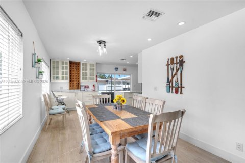 House in Hollywood, Florida 3 bedrooms, 161 sq.m. № 2392099 - photo 9