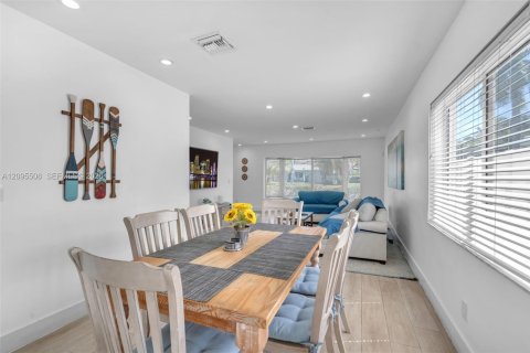 House in Hollywood, Florida 3 bedrooms, 161 sq.m. № 2392099 - photo 10