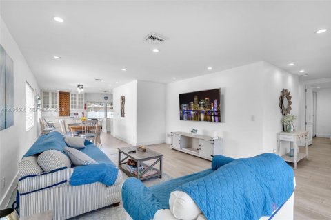 House in Hollywood, Florida 3 bedrooms, 161 sq.m. № 2392099 - photo 2