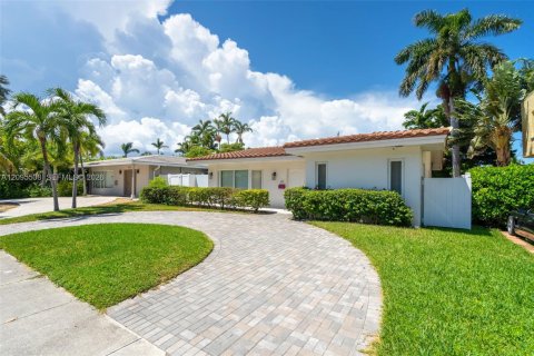 House in Hollywood, Florida 3 bedrooms, 161 sq.m. № 2392099