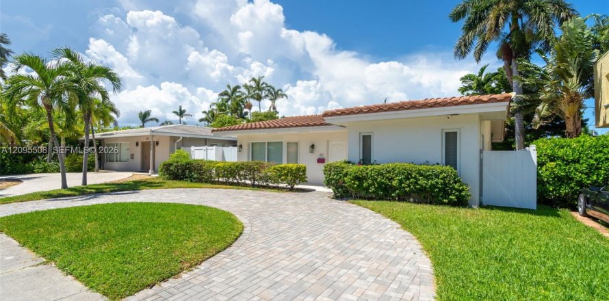 House in Hollywood, Florida 3 bedrooms, 161 sq.m. № 2392099