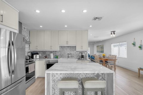 House in Hollywood, Florida 3 bedrooms, 161 sq.m. № 2392099 - photo 12