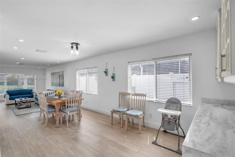 House in Hollywood, Florida 3 bedrooms, 161 sq.m. № 2392099 - photo 11