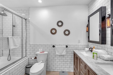House in Hollywood, Florida 3 bedrooms, 161 sq.m. № 2392099 - photo 17