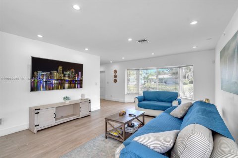 House in Hollywood, Florida 3 bedrooms, 161 sq.m. № 2392099 - photo 7