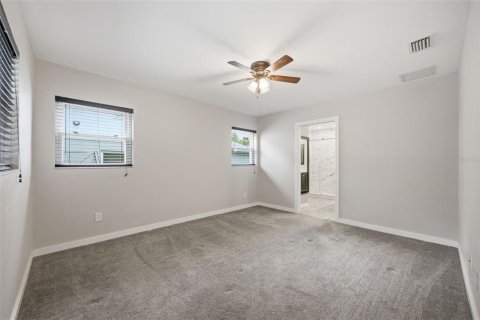 House in Dunedin, Florida 4 bedrooms, 137.22 sq.m. № 2209318 - photo 9