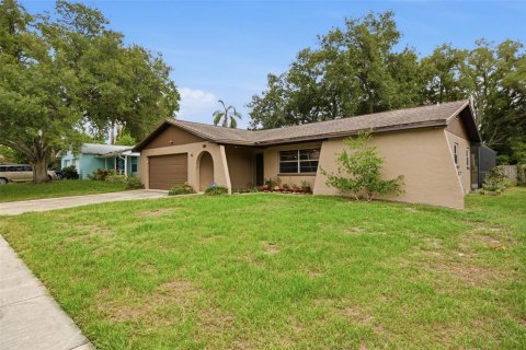 House in Dunedin, Florida 4 bedrooms, 137.22 sq.m. № 2209318 - photo 14