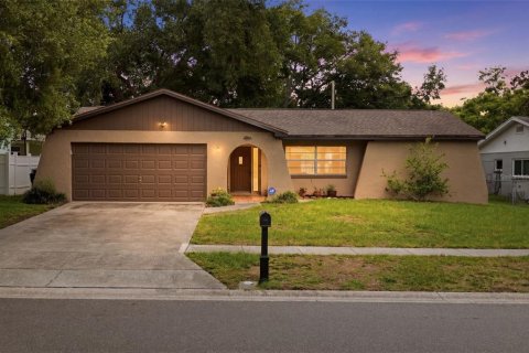 House in Dunedin, Florida 4 bedrooms, 137.22 sq.m. № 2209318