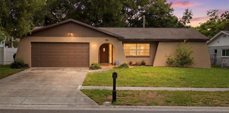House in Dunedin, Florida 4 bedrooms, 137.22 sq.m. № 2209318