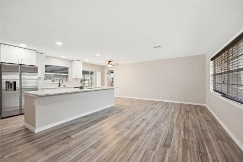House in Dunedin, Florida 4 bedrooms, 137.22 sq.m. № 2209318 - photo 3