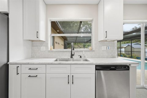 House in Dunedin, Florida 4 bedrooms, 137.22 sq.m. № 2209318 - photo 6