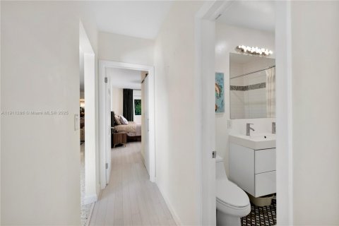 Casa en venta en Surfside, Florida, 3 dormitorios, 164.53 m2 № 1968412 - foto 17