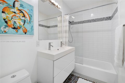 Casa en venta en Surfside, Florida, 3 dormitorios, 164.53 m2 № 1968412 - foto 18