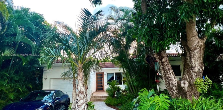 Casa en Surfside, Florida 3 dormitorios, 164.53 m2 № 1968412