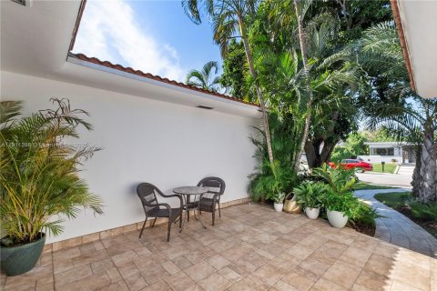 Casa en venta en Surfside, Florida, 3 dormitorios, 164.53 m2 № 1968412 - foto 2