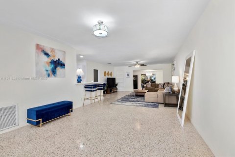 Casa en venta en Surfside, Florida, 3 dormitorios, 164.53 m2 № 1968412 - foto 3