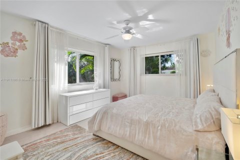Casa en venta en Surfside, Florida, 3 dormitorios, 164.53 m2 № 1968412 - foto 15