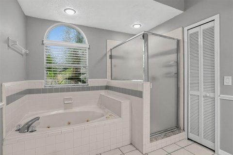 House in Winter Springs, Florida 4 bedrooms, 263.84 sq.m. № 2320818 - photo 18