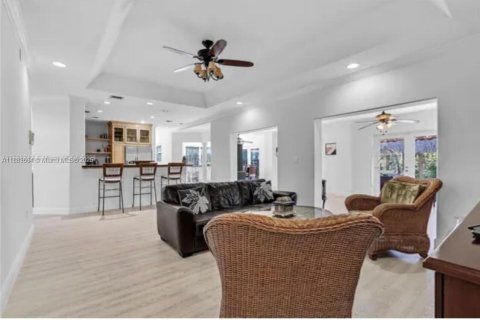 House in Miami, Florida 5 bedrooms, 374.86 sq.m. № 2021386 - photo 10