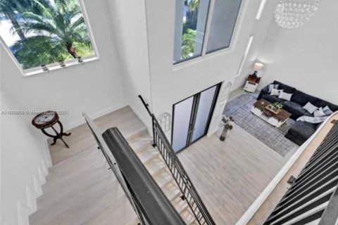 House in Miami, Florida 5 bedrooms, 374.86 sq.m. № 2021386 - photo 11