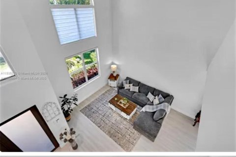 House in Miami, Florida 5 bedrooms, 374.86 sq.m. № 2021386 - photo 12