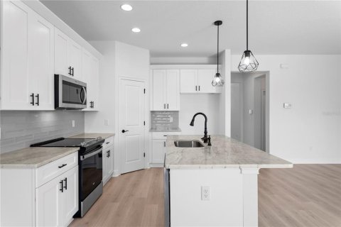 House in Tampa, Florida 4 bedrooms, 215.72 sq.m. № 1876264 - photo 8