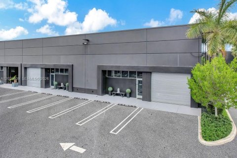 Immobilier commercial à vendre à Doral, Floride № 2257207 - photo 5