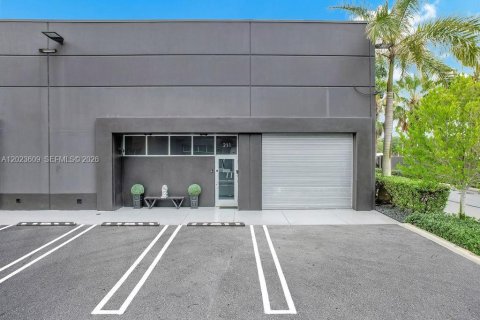 Immobilier commercial à vendre à Doral, Floride № 2257207 - photo 3