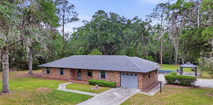 House in Lake Butler, Florida 3 bedrooms, 271.37 sq.m. № 2156177