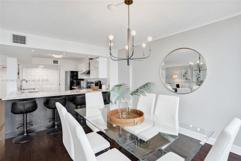 Condo in Hallandale Beach, Florida, 2 bedrooms  № 1766543 - photo 23