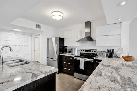 Condo in Hallandale Beach, Florida, 2 bedrooms  № 1766543 - photo 15
