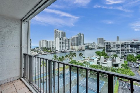 Condo in Hallandale Beach, Florida, 2 bedrooms  № 1766543 - photo 2