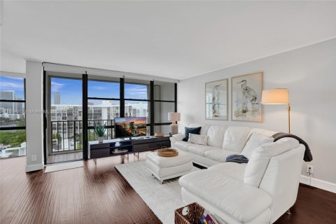 Condo in Hallandale Beach, Florida, 2 bedrooms  № 1766543 - photo 28