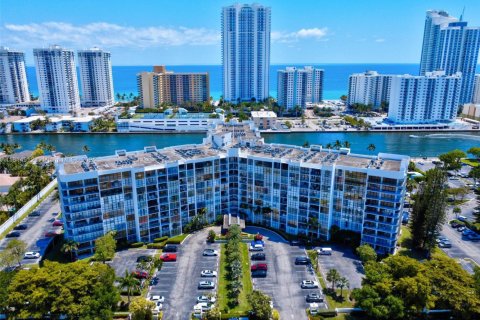 Condo in Hallandale Beach, Florida, 2 bedrooms  № 1766543 - photo 1