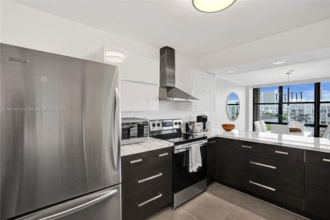 Condo in Hallandale Beach, Florida, 2 bedrooms  № 1766543 - photo 13