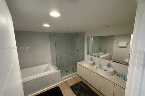 Condo in Hallandale Beach, Florida, 3 bedrooms № 1974098 - photo 15