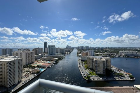 Condo in Hallandale Beach, Florida, 3 bedrooms № 1974098 - photo 27