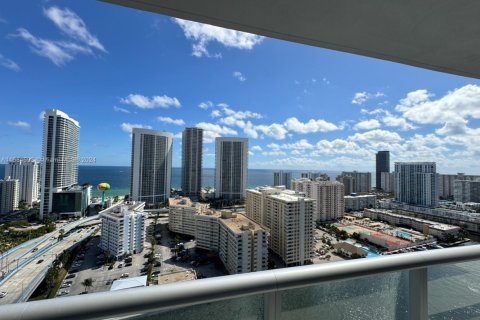 Condo in Hallandale Beach, Florida, 3 bedrooms № 1974098 - photo 23