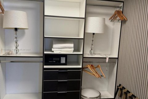 Condo in Hallandale Beach, Florida, 3 bedrooms № 1974098 - photo 14