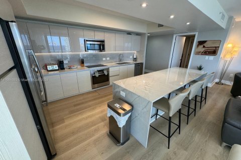 Condo in Hallandale Beach, Florida, 3 bedrooms № 1974098 - photo 11