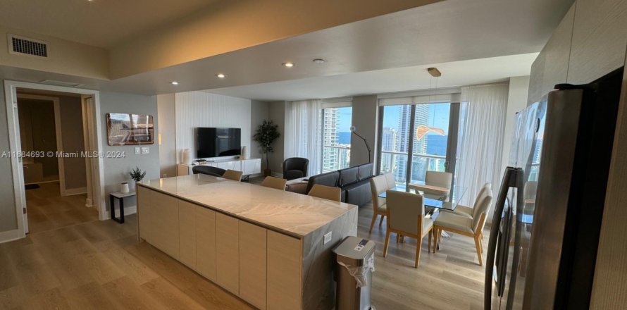 Condo in Hallandale Beach, Florida, 3 bedrooms № 1974098