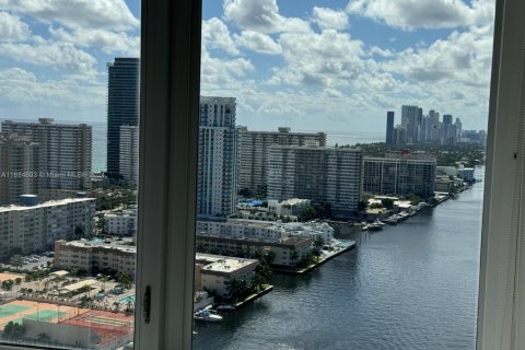 Condo in Hallandale Beach, Florida, 3 bedrooms № 1974098 - photo 19