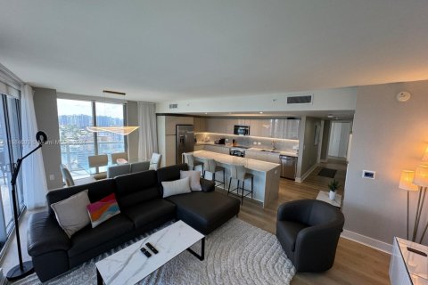 Condo in Hallandale Beach, Florida, 3 bedrooms № 1974098 - photo 2