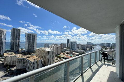 Condo in Hallandale Beach, Florida, 3 bedrooms № 1974098 - photo 24