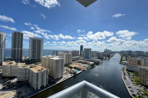 Condo in Hallandale Beach, Florida, 3 bedrooms № 1974098 - photo 25