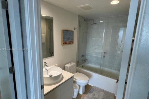 Condo in Hallandale Beach, Florida, 3 bedrooms № 1974098 - photo 17