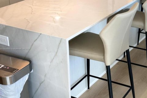 Condo in Hallandale Beach, Florida, 3 bedrooms № 1974098 - photo 12